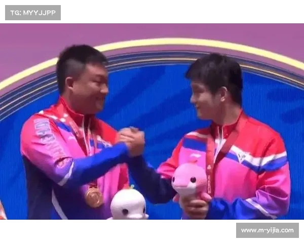 FISE颁奖仪式现感人一幕：冠军车手将奖牌挂在外籍教练胸前