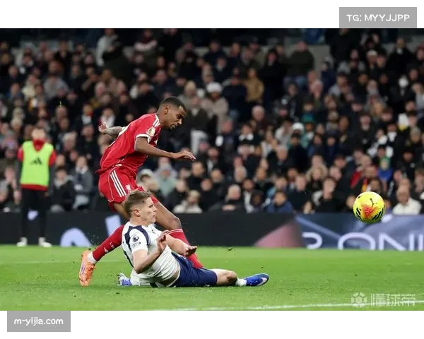 突发：热刺vs纽卡比赛中VAR系统中断，主裁判依据耳机通讯完成判罚